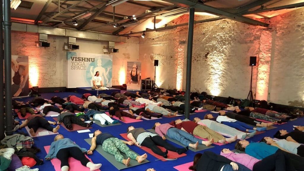 Gemeinsame Yoga-Nidra-Praxis bei einer Ausbildung mit Marc Fenner